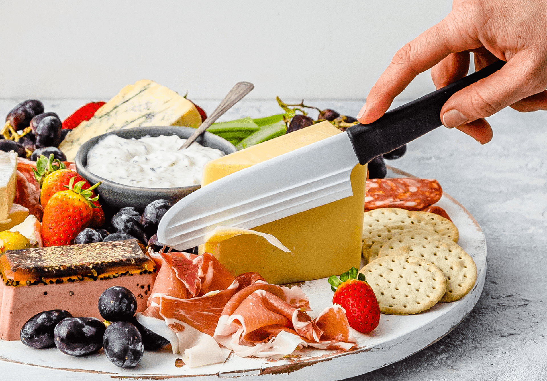Dreamfarm_KnibbleLite_Web_Lifestyles_1.png